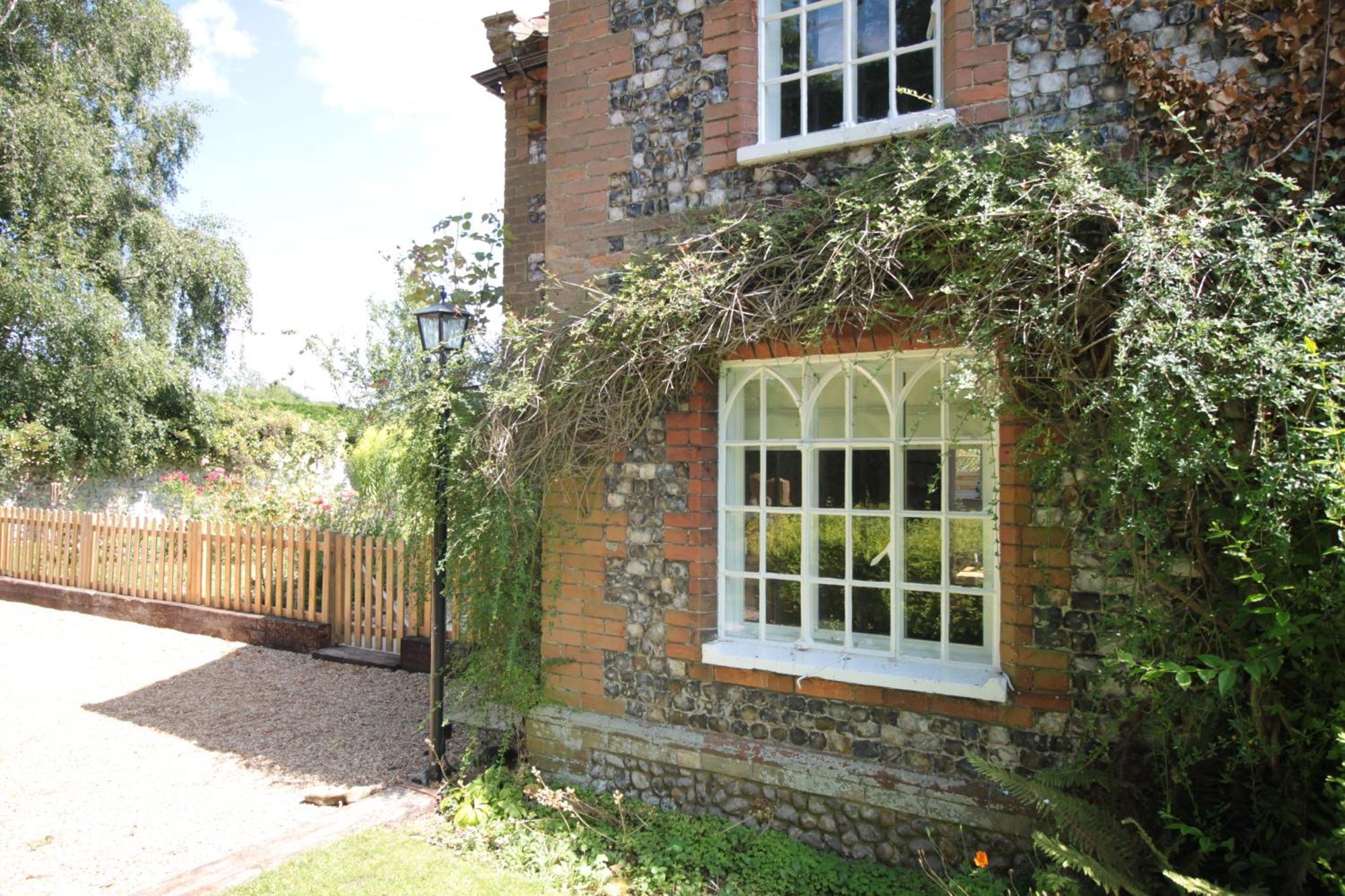Duck - Grade Ii Listed Cottage, Village Location, Nr Holt *